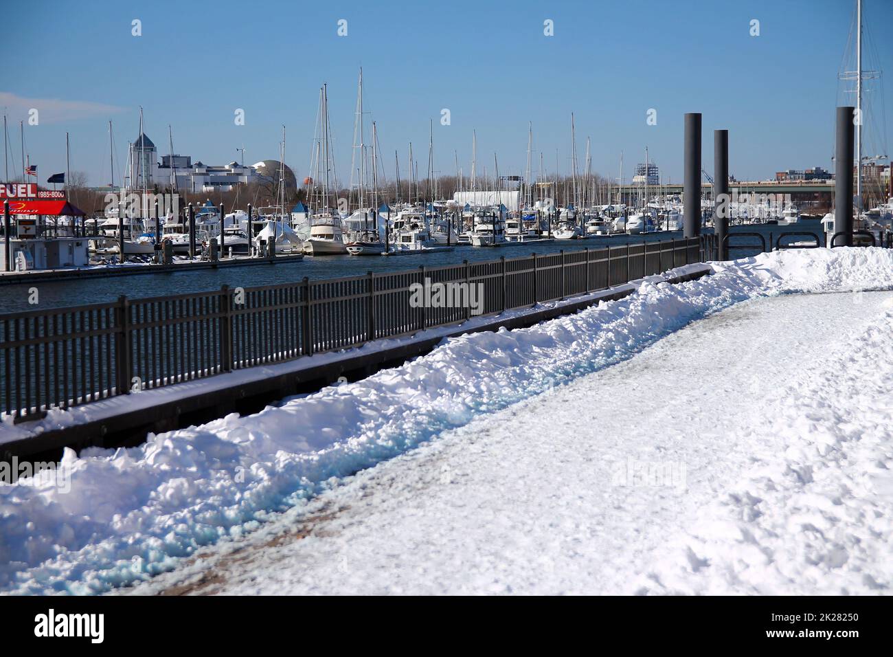 Der Weg im Schnee auf dem Morris Channel Basin ist weg Stockfoto