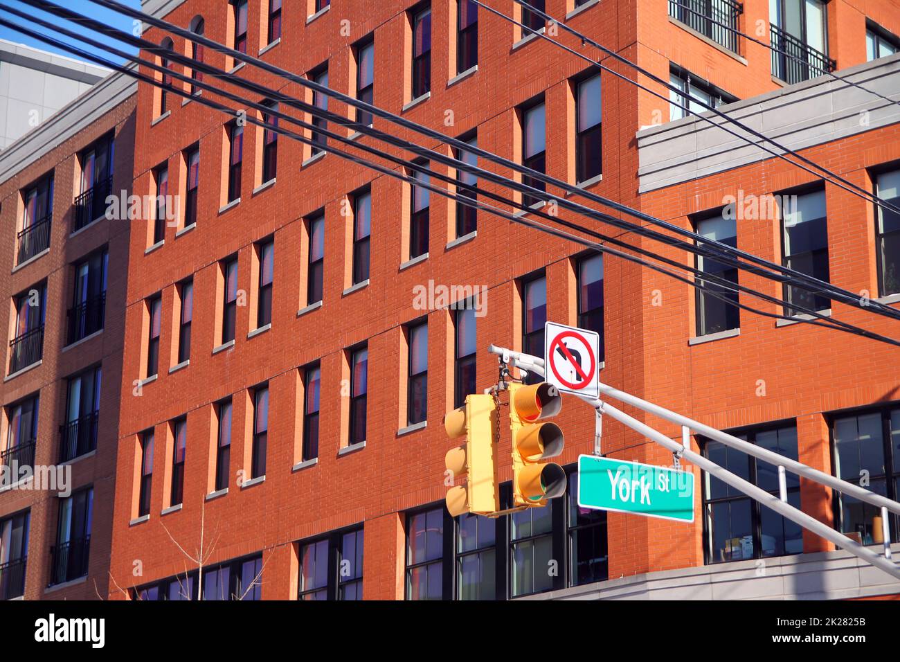 Ein grünes Schild auf der York Street in den Straßen von Downtown Jersey City Stockfoto