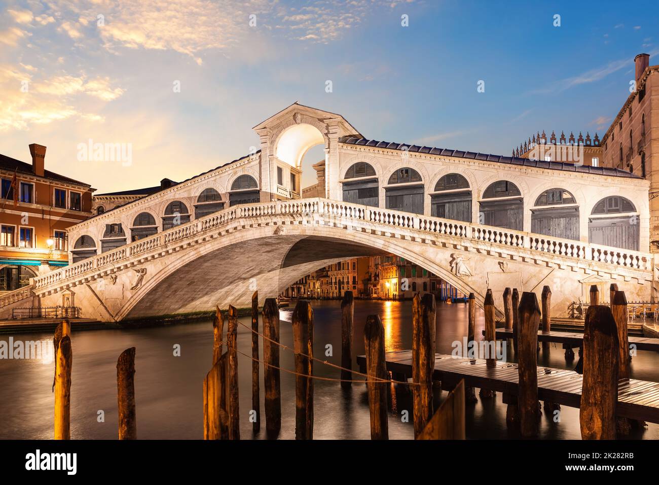 Die Rialtobrücke bei Sonnenaufgang, eine der meistbesuchten Sehenswürdigkeiten von Venedig, Italien Stockfoto