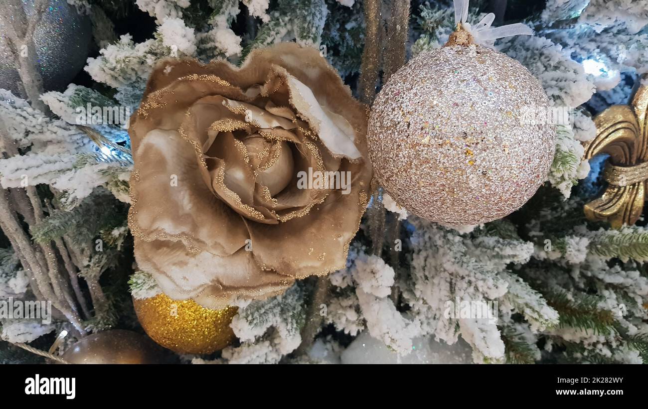 Nahaufnahme eines Weihnachtshintergrunds. Feier. Weihnachtsbaum mit Spielzeug und dekorativem Schnee für einen Frohes neues Jahr. Weihnachtsdekoration, Silvesteratmosphäre. Wunderschöne moderne Postkarte. Stockfoto