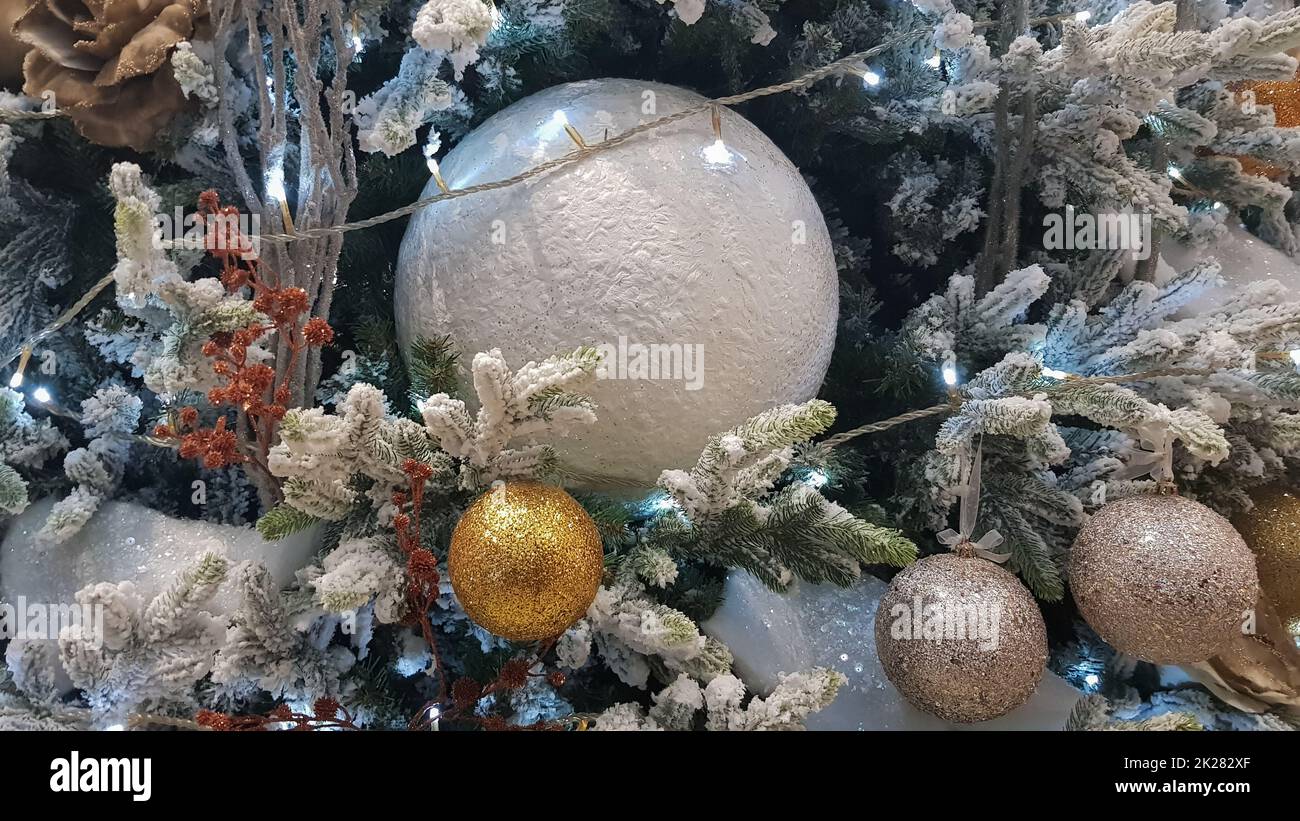 Nahaufnahme eines Weihnachtshintergrunds. Feier. Weihnachtsbaum mit Spielzeug und dekorativem Schnee für einen Frohes neues Jahr. Weihnachtsdekoration, Silvesteratmosphäre. Wunderschöne moderne Postkarte. Stockfoto