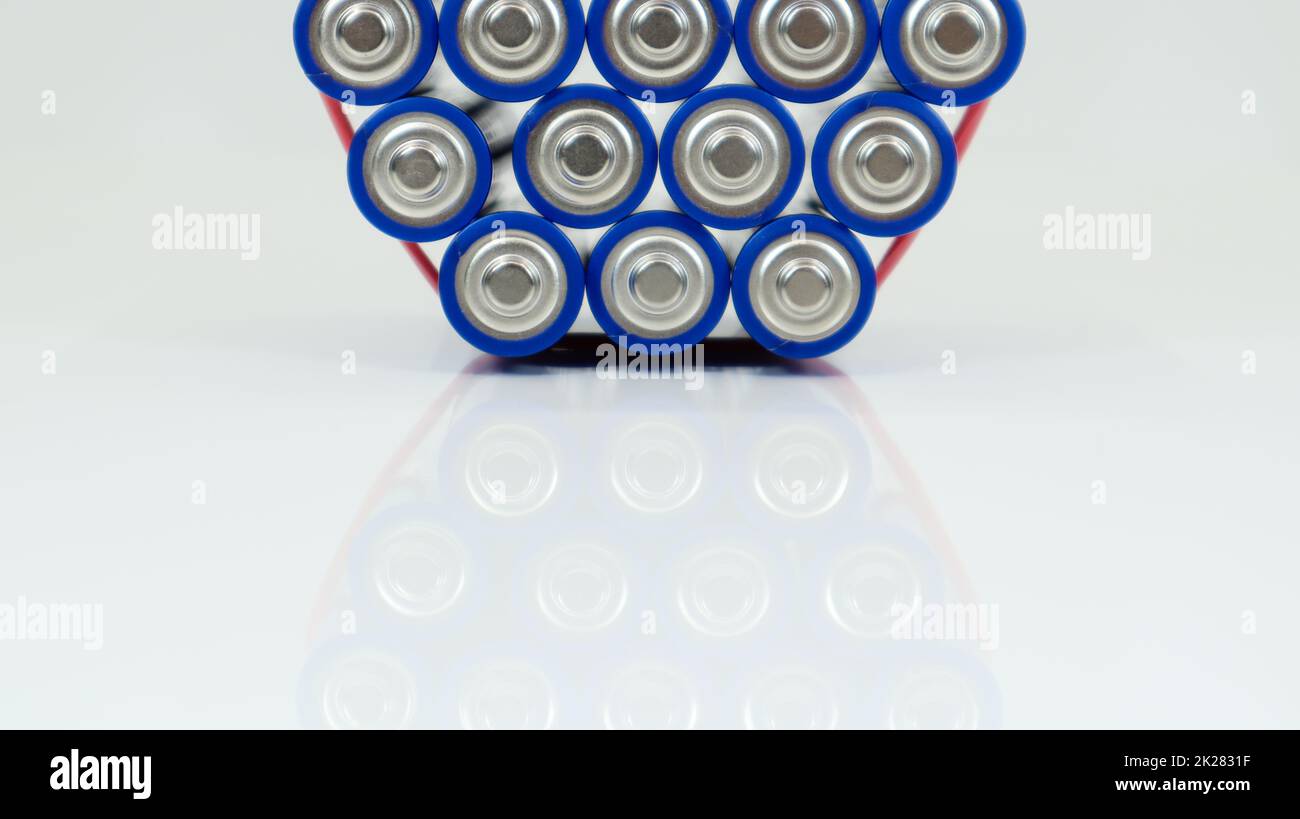 Viele AA- und AAA-Alkali-Batterien auf weißem Hintergrund. Ökologisches Recyclingkonzept. Die Anschlüsse der Einwegbatterien liegen dicht beieinander und bilden eine schöne Kulisse. Energiequelle. Stockfoto
