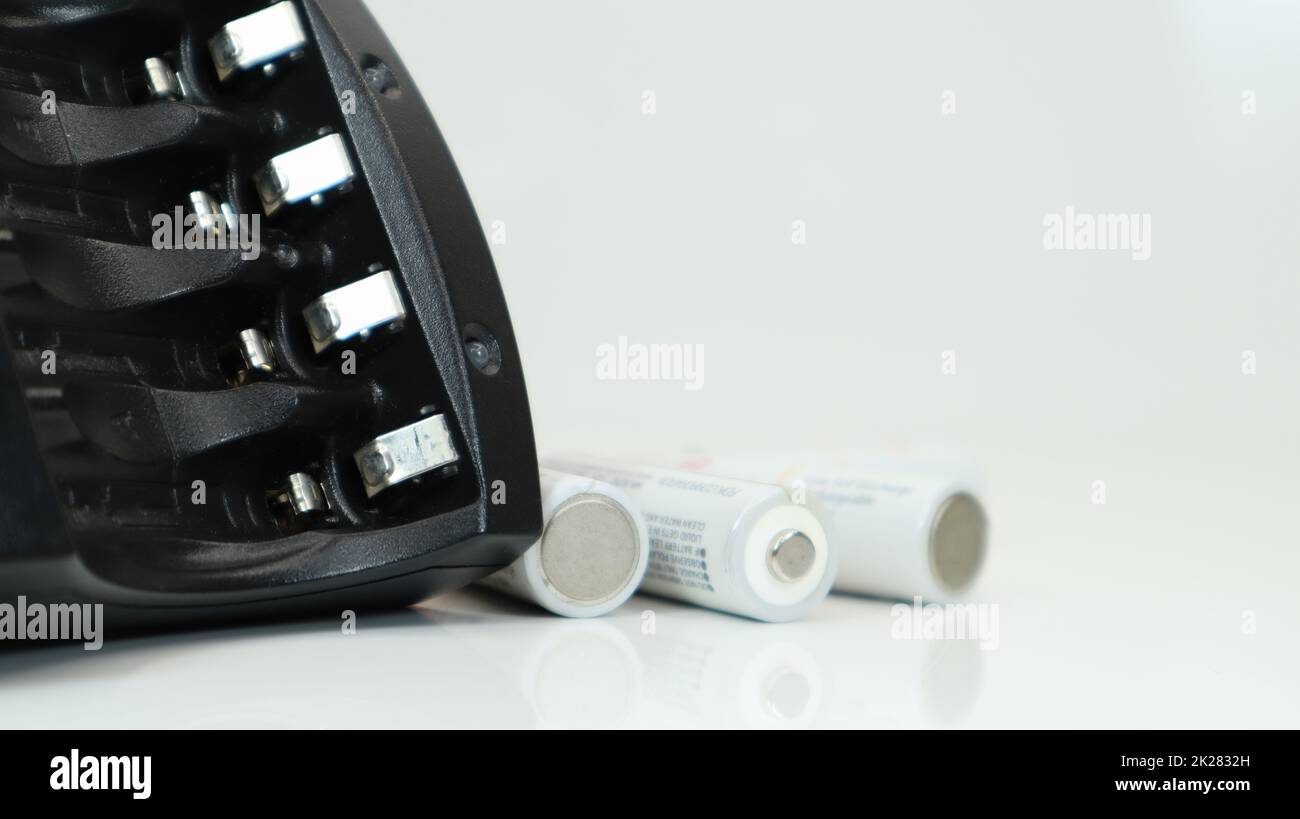 Schnellladegerät für vier AA-Akkus in Schwarz auf weißem Hintergrund. Keine Batterien. Stockfoto
