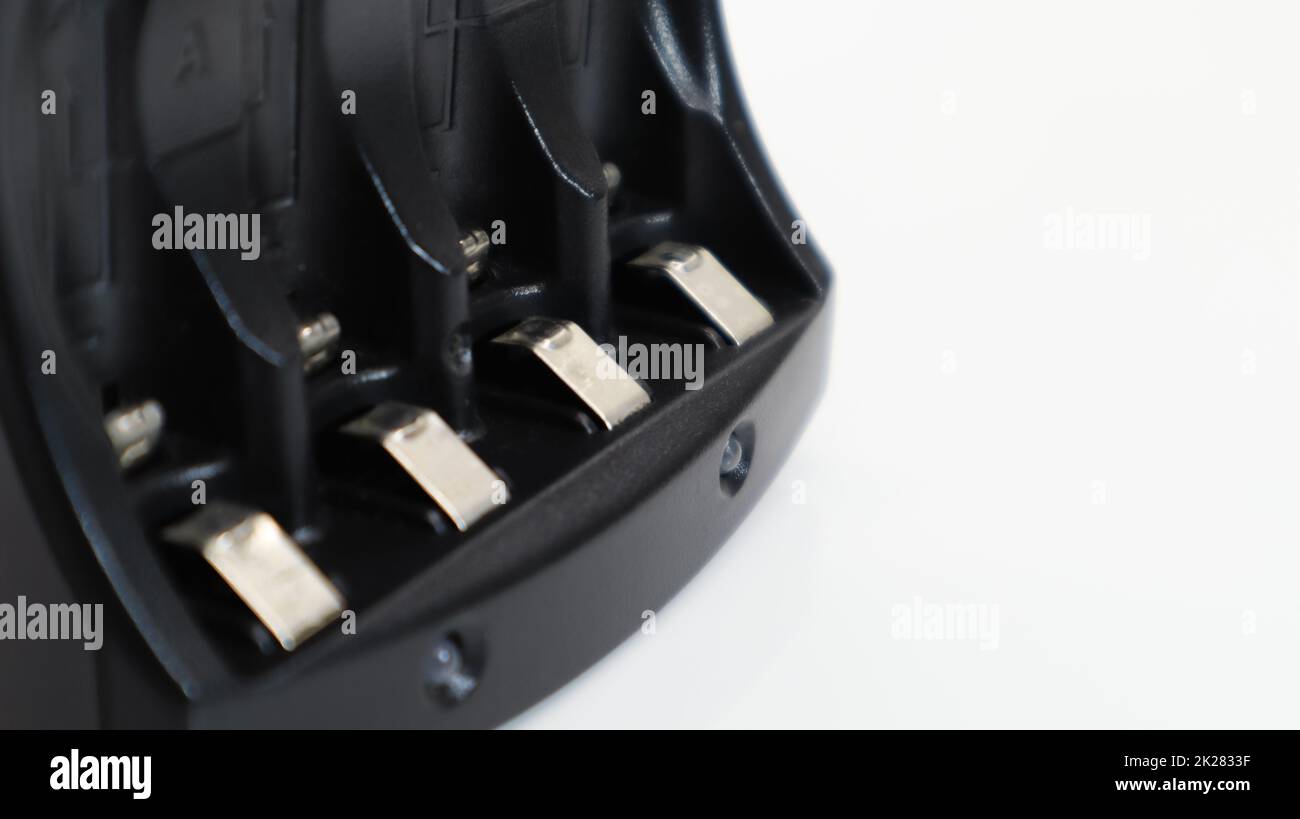 Schnellladegerät für vier AA-Akkus in Schwarz auf weißem Hintergrund. Keine Batterien. Stockfoto