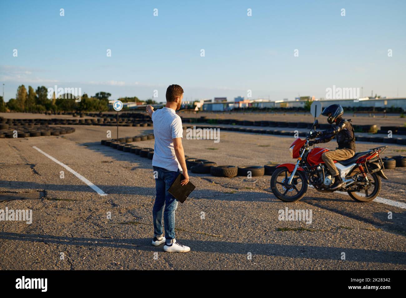 Schüler fährt um die Kegel, Motorradschule Stockfoto