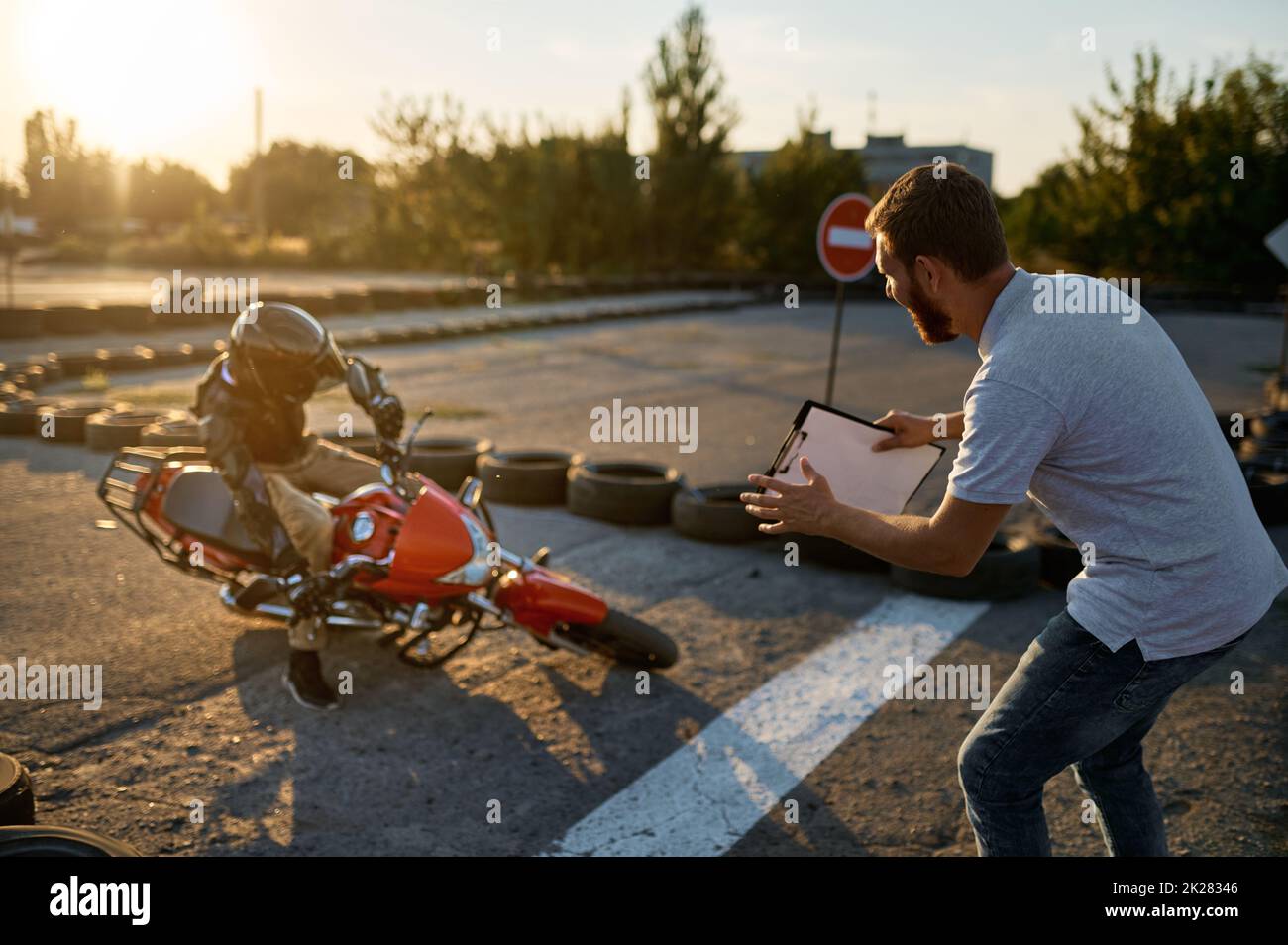 Student fällt von einem Motorrad, Motorrad-Schule Stockfoto