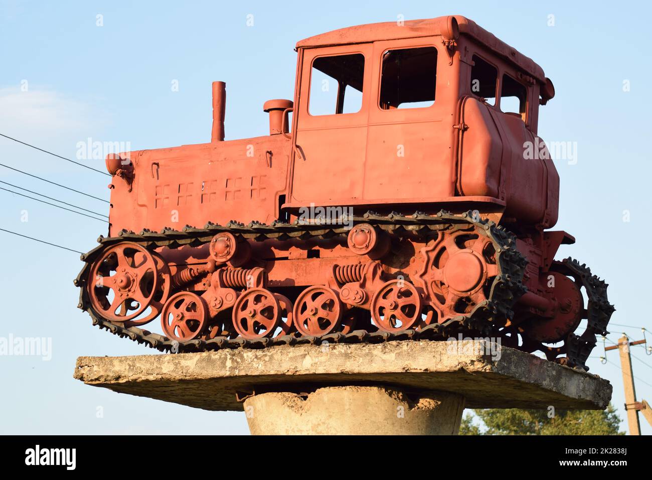 Traktor auf einem Sockel Stockfoto