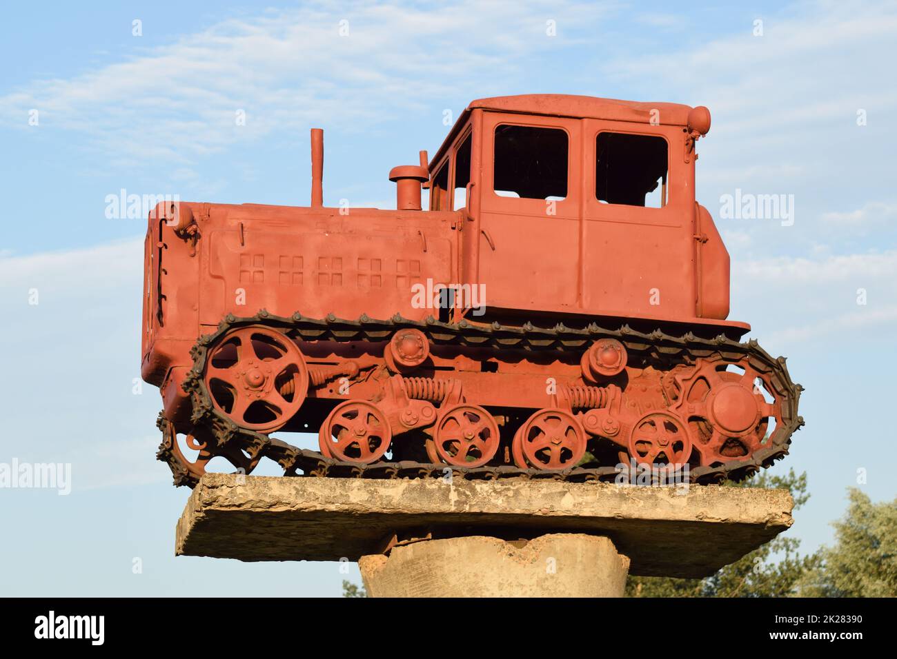Traktor auf einem Sockel Stockfoto