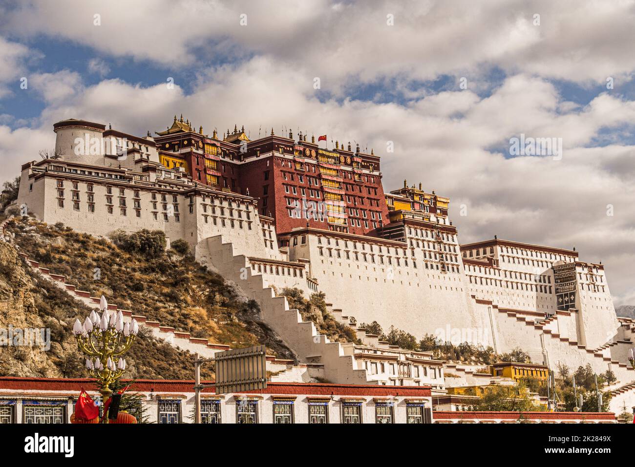 Der Potala-Palast in Lhasa, Tibet, war die Hauptresidenz des aktuellen Dalai Lama, bis seine Heiligkeit während des tibetischen Aufstands von 1959 nach Indien floh Stockfoto