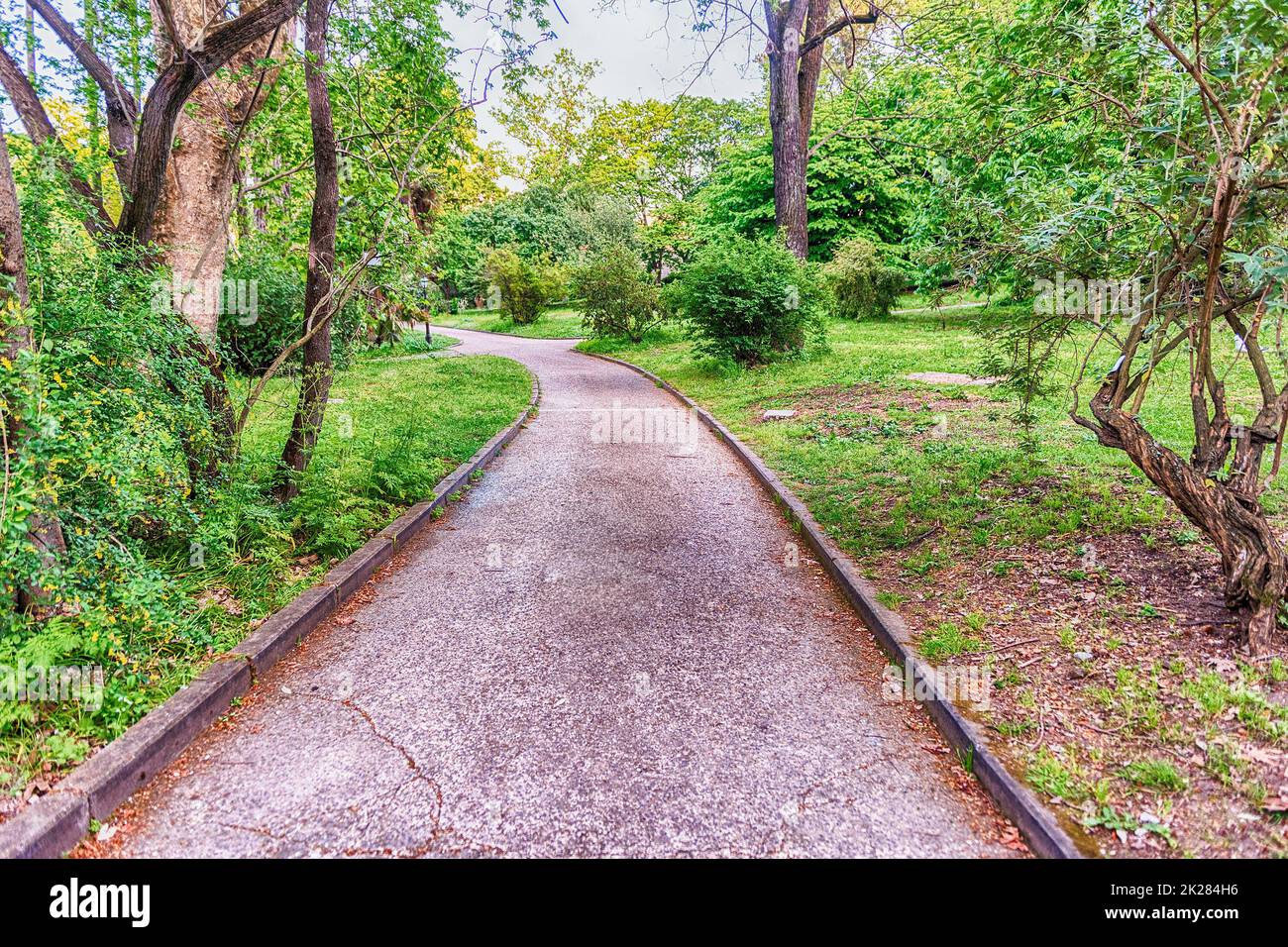 Malerischer Pfad in einem öffentlichen Park in Rom, Italien Stockfoto