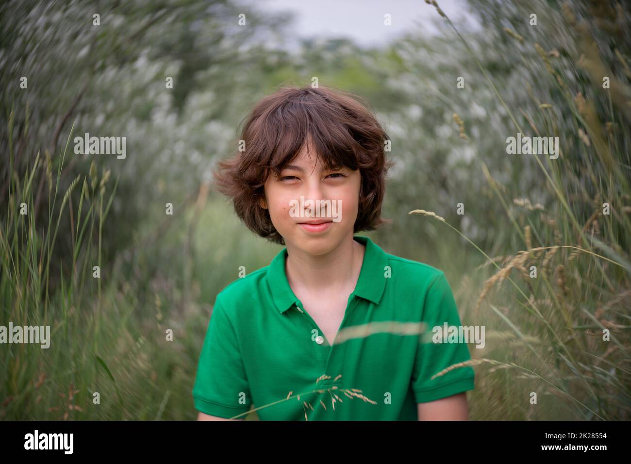 Porträt eines Jungen auf dem Hintergrund der Natur. Stockfoto