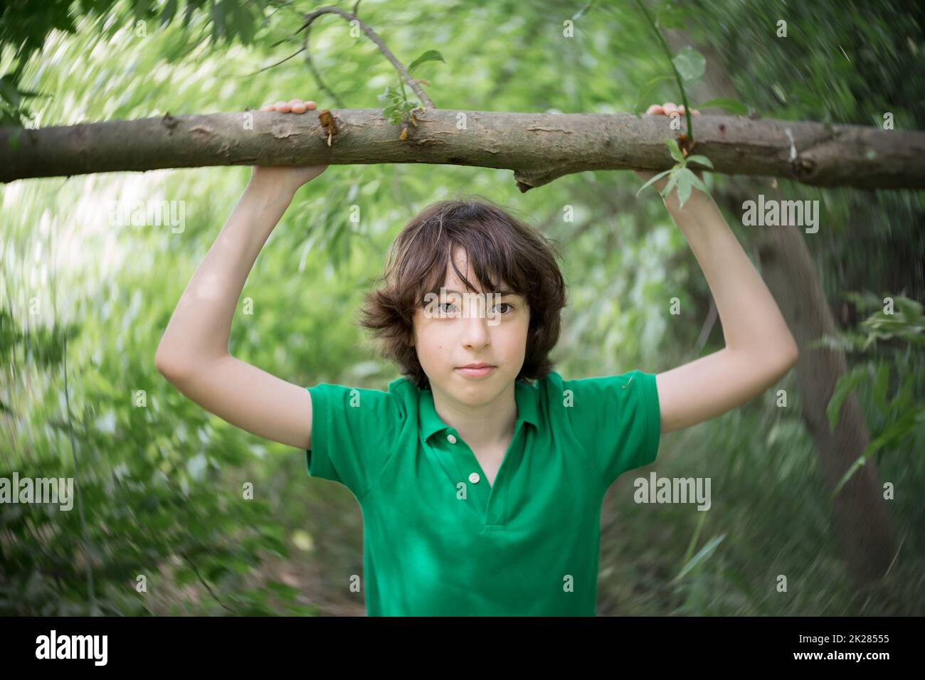 Porträt eines Jungen auf dem Hintergrund der Natur. Stockfoto