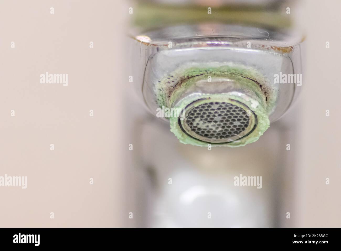 Der alte Wasserhahn als verkalkter Chromgriff im Badezimmer muss gewartet und mit Reinigungsmitteln entkalkt werden, um Leckagen zu verhindern und die Hygienebakterien des alten Griffs mit Tropfenarmut zu verbessern Stockfoto