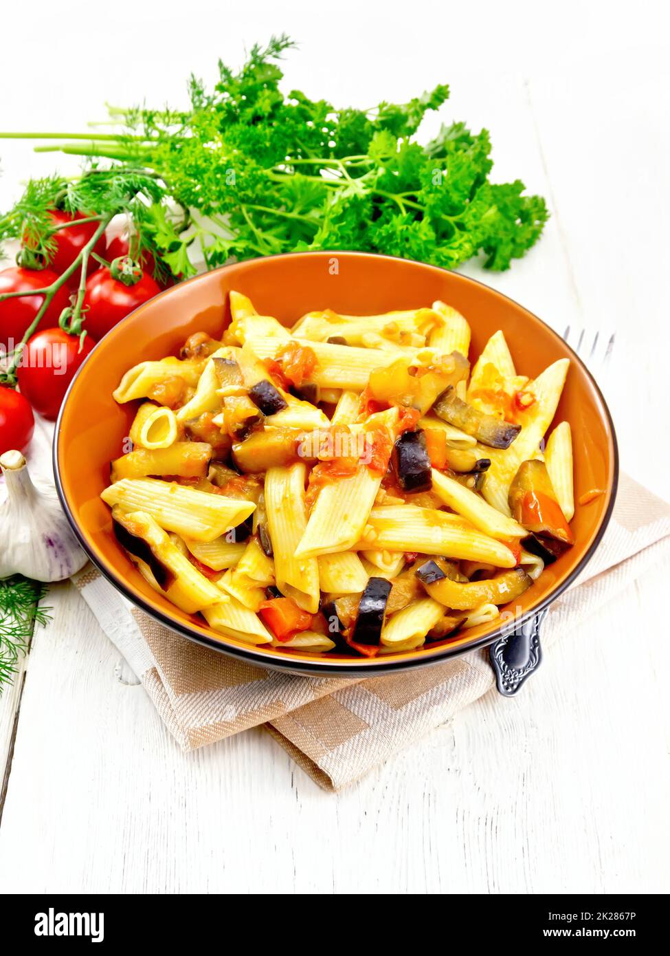 Pasta Penne mit Aubergine und Tomaten auf Holzbrett Stockfoto