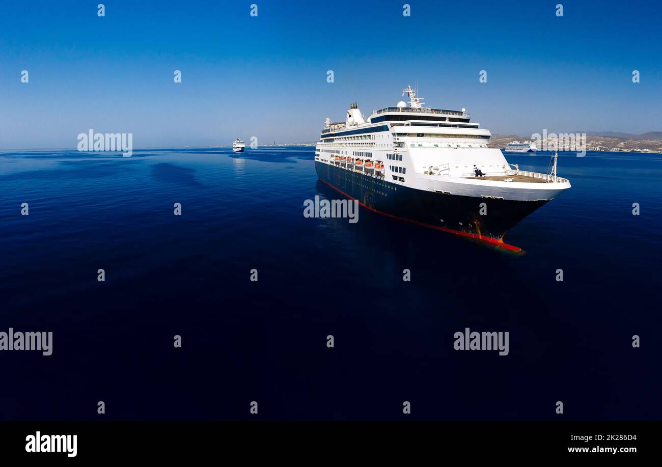 Großer Kreuzfahrtdampfer in tiefblauen Gewässern nahe der Küste von Limassol, Zypern Stockfoto