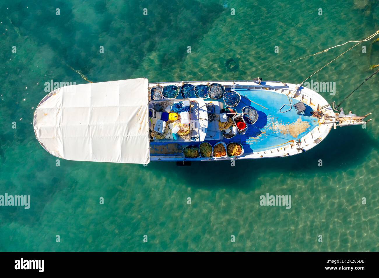 Draufsicht auf ein Fischerboot, das mit Netzen beladen ist Stockfoto