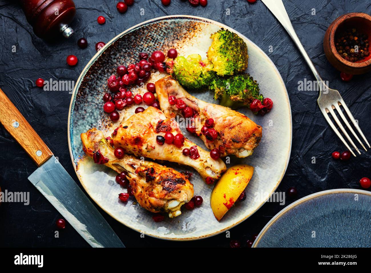 Gebackene Hühnerschenkel mit Brokkoli. Stockfoto
