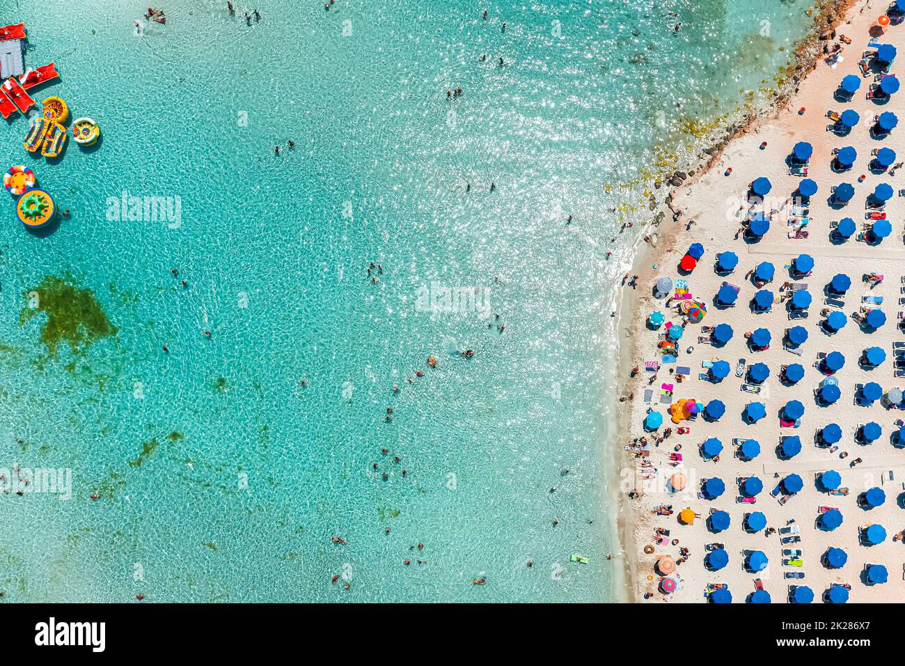 Blick von oben auf den beliebtesten Strand in Zypern - Nissi Strand Stockfoto