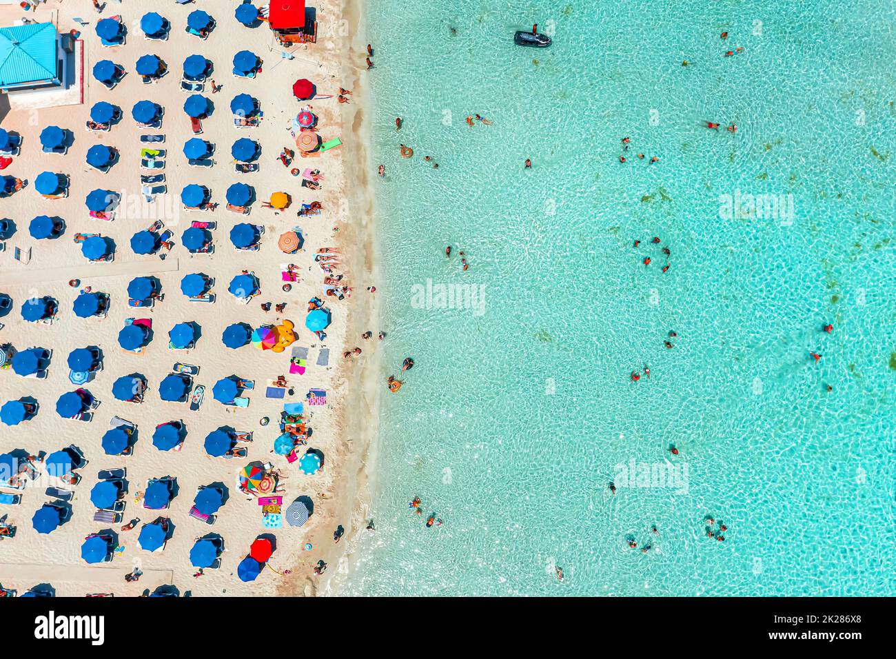 Blick von oben auf Nissi Beach, Agia Napa, Zypern Stockfoto