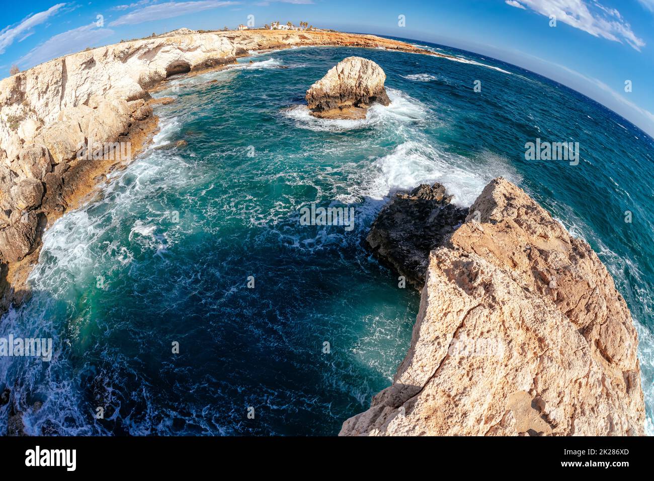 Weit abgewinkelte Aufnahme der felsigen Küste mit Höhlen in der Nähe von Agia Napa, Zypern. Stockfoto