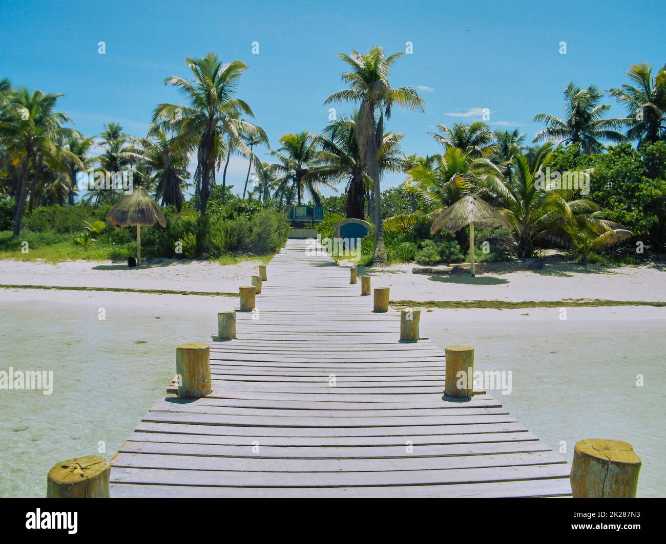 Holzweg zu einem paradiesischen und einsamen Strand Stockfoto