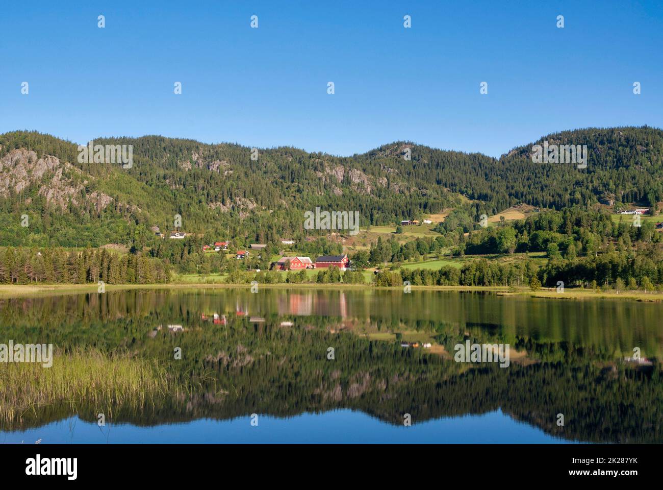 Blick über den See Morgedalstjonni in der Nähe des norwegischen Dorfes Morgedal Stockfoto