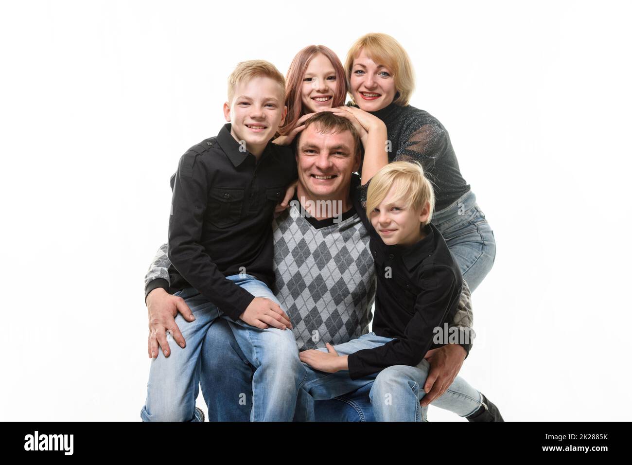Kinder und Mama umarmen glücklichen Vater, Porträt der großen erwachsenen Familie, isoliert auf weißem Hintergrund Stockfoto