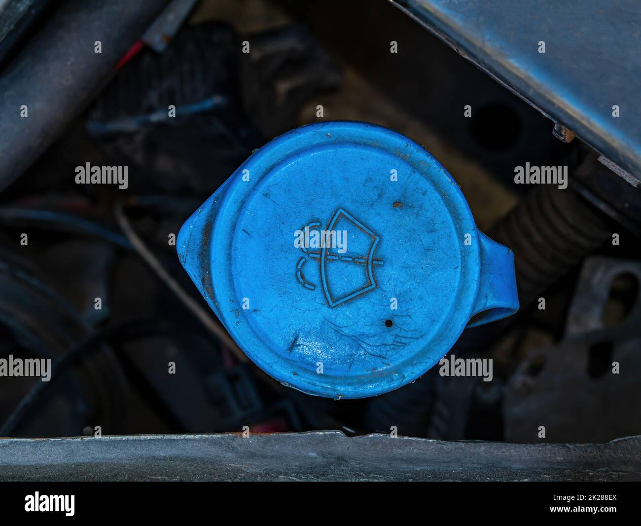 Tankdeckel zum Befüllen der Windschutzscheibenwaschanlage des Fahrzeugs. Stockfoto