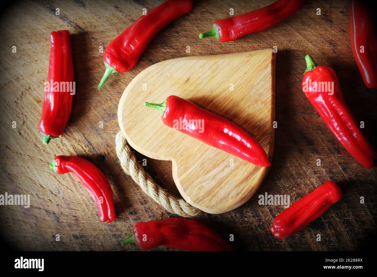 Frische Paprika mit süßem roten Paprika auf Holzhintergrund. Draufsicht Stockfoto