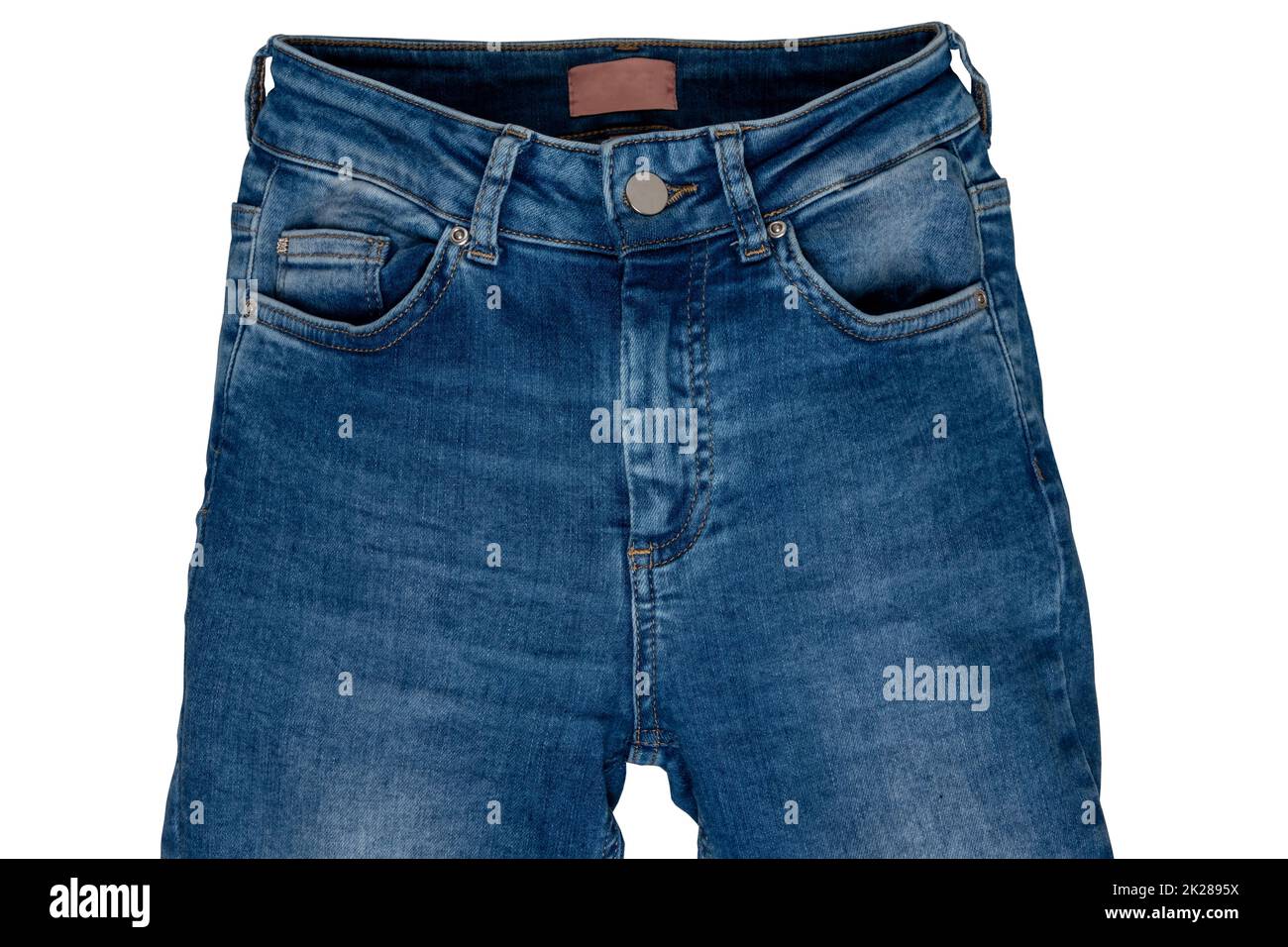 Jeans isoliert. Trendige, stylische blaue Denim-Hosen oder -Hosen auf weißem Hintergrund isoliert. Clipping Pfad. Sommer und Herbst Mode. Vorderansicht. Stockfoto