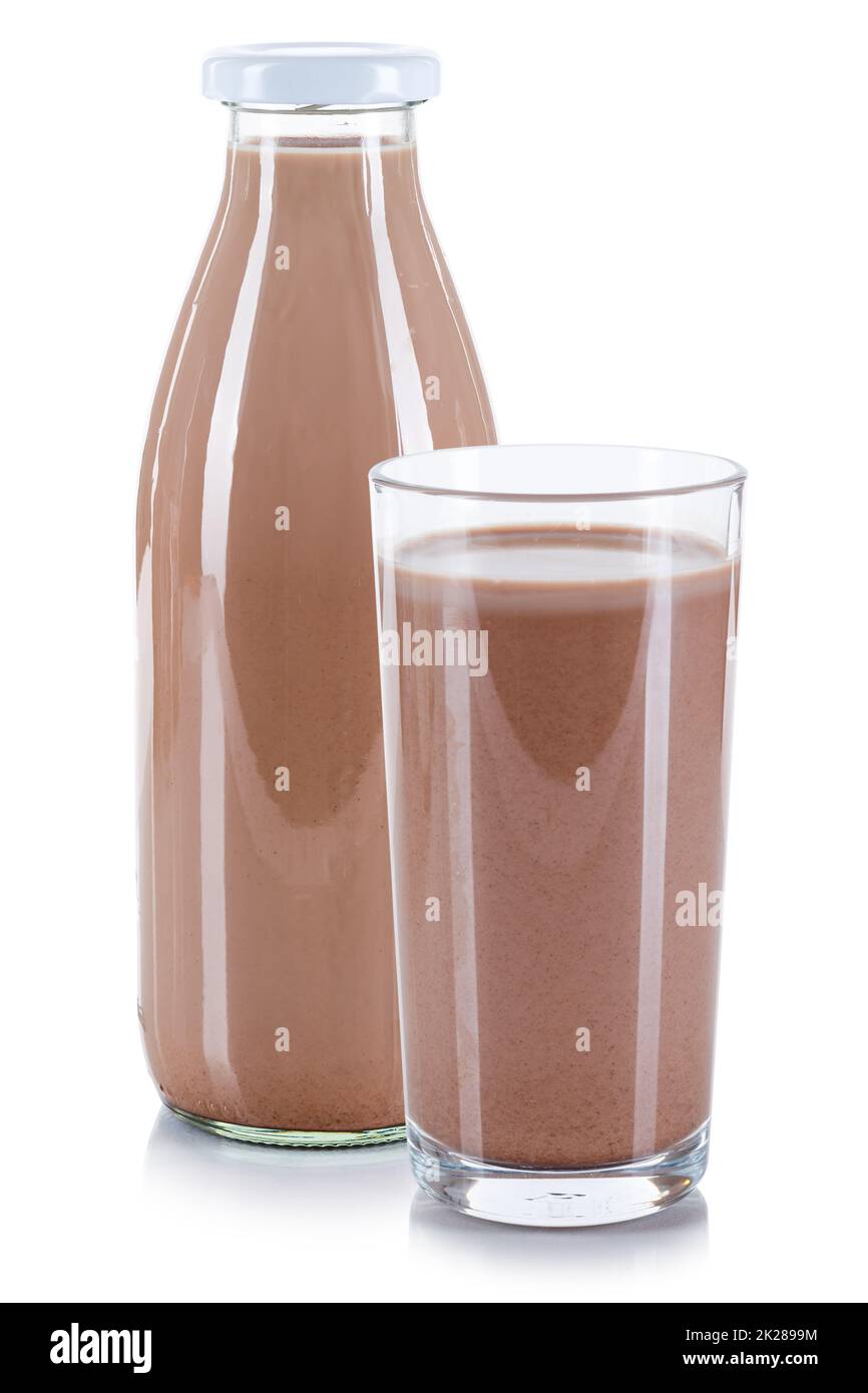 Frische Schokoladenmilch in einem Glas und einer Flasche, isoliert auf weiß Stockfoto