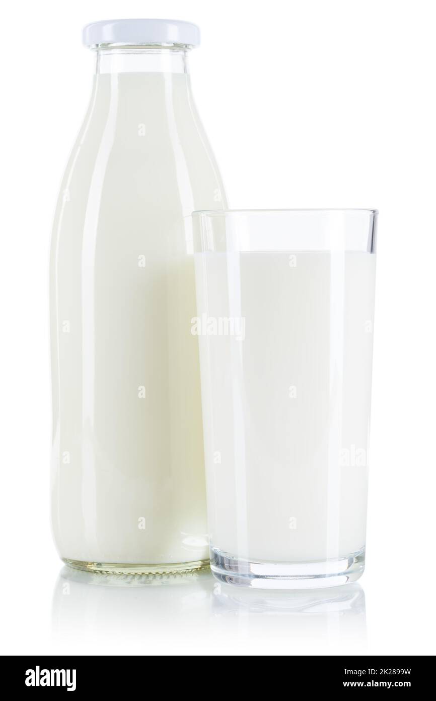 Frisches Milchgetränk in einem Glas und einer Flasche, isoliert auf weiß Stockfoto