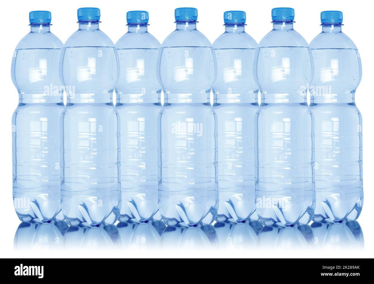 Wasserflaschen hintereinander, isoliert auf weiß Stockfoto