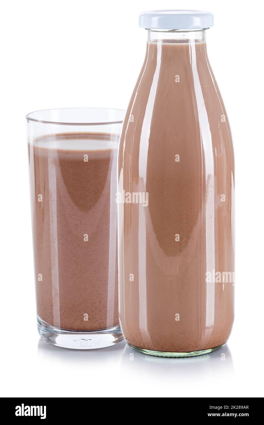 Glas mit frischer Schokoladenmilch und Flasche isoliert Stockfoto