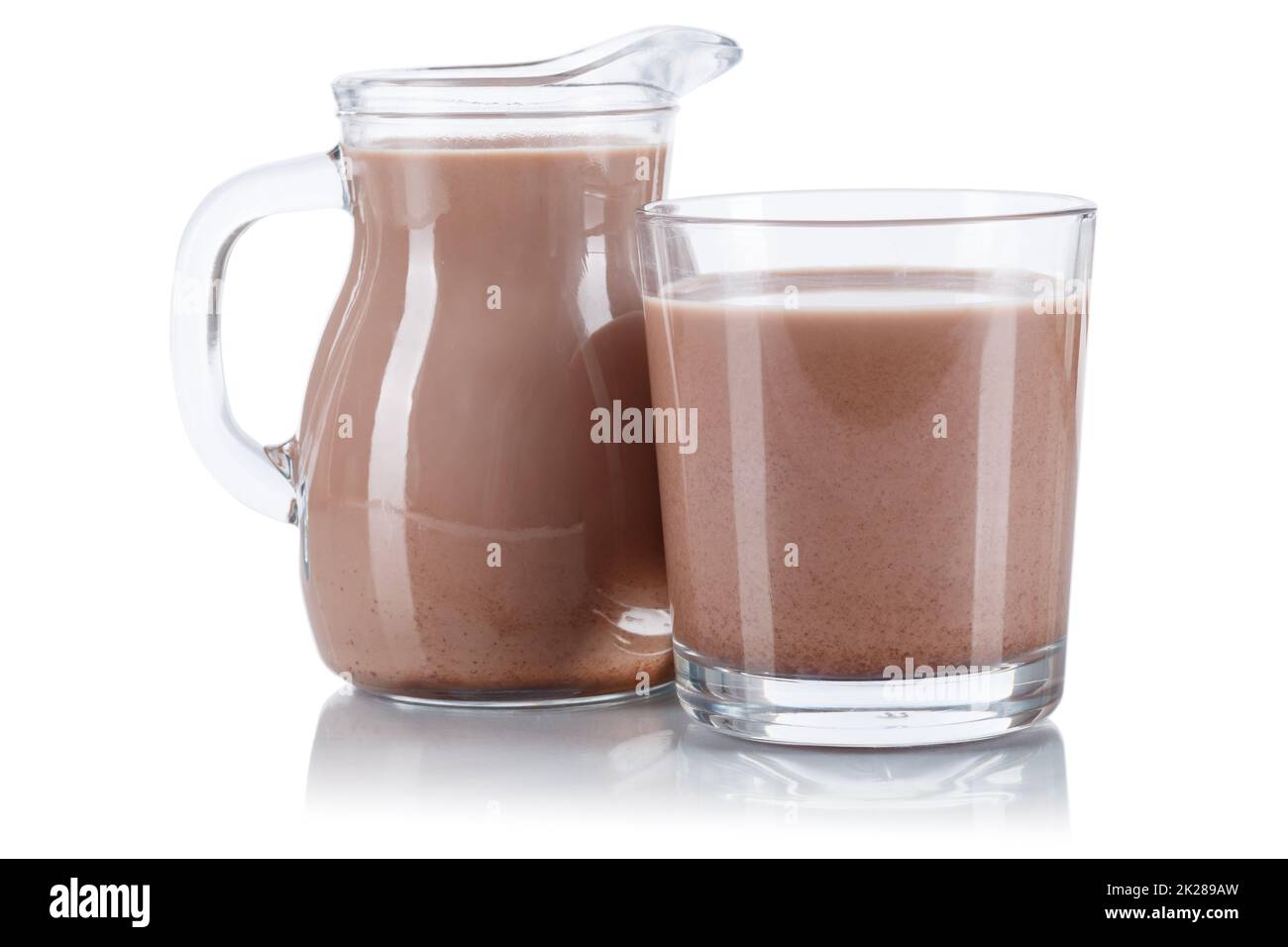 Frische Schokoladenmilch in einem Glas und Churn isoliert auf weiß Stockfoto