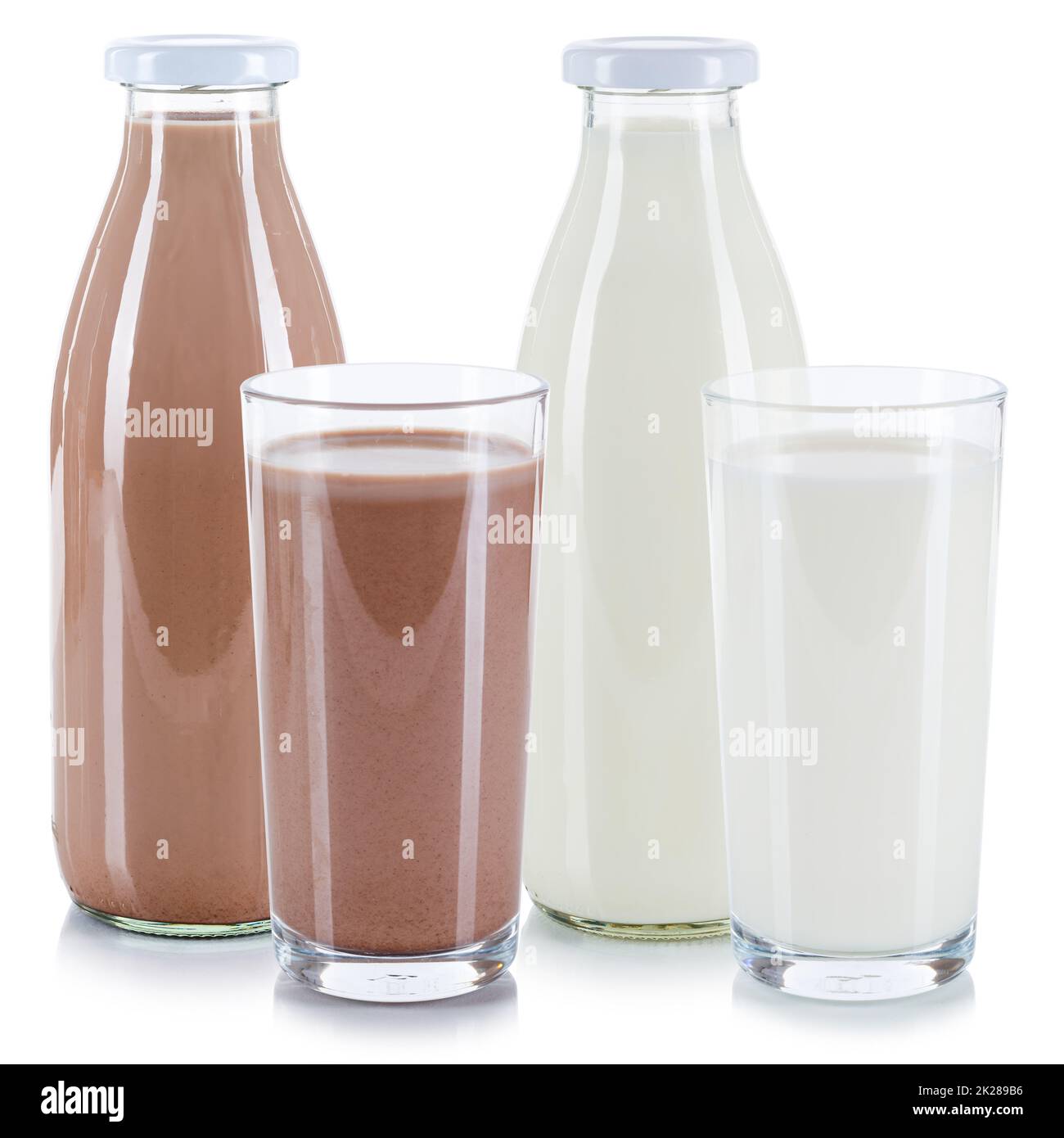 Frische Milch und Schokolade in Glasflasche, isoliert auf weiß Stockfoto