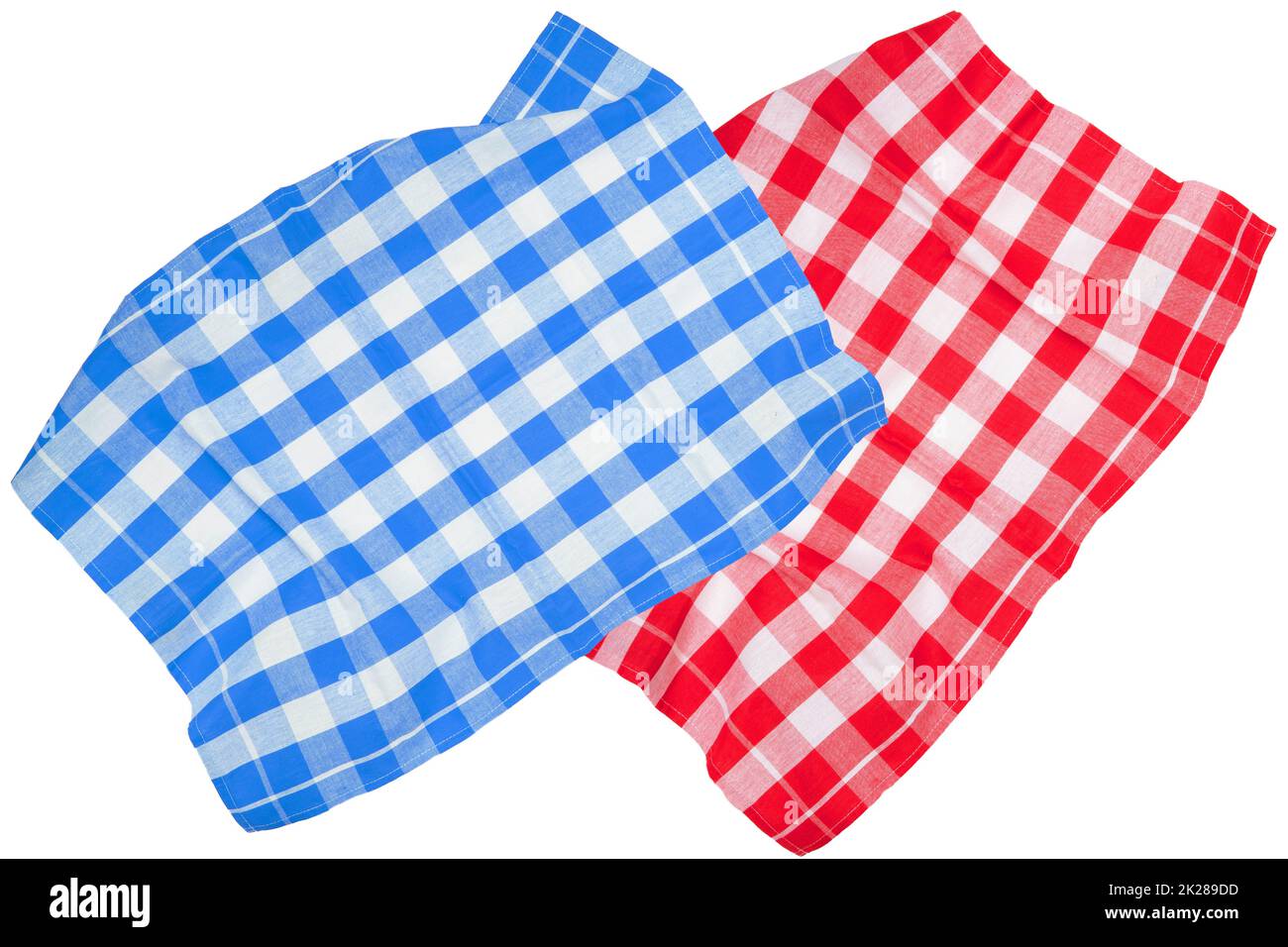 Nahaufnahme einer roten und einer blau-weißen karierten Serviette oder Tischdecke, isoliert auf weißem Hintergrund. Küchenzubehör. Draufsicht. Stockfoto
