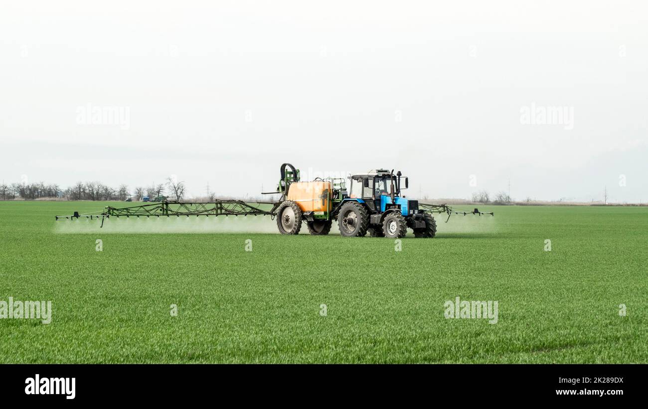 Traktor mit Sprühvorrichtung für fein dispergierten Dünger. Stockfoto
