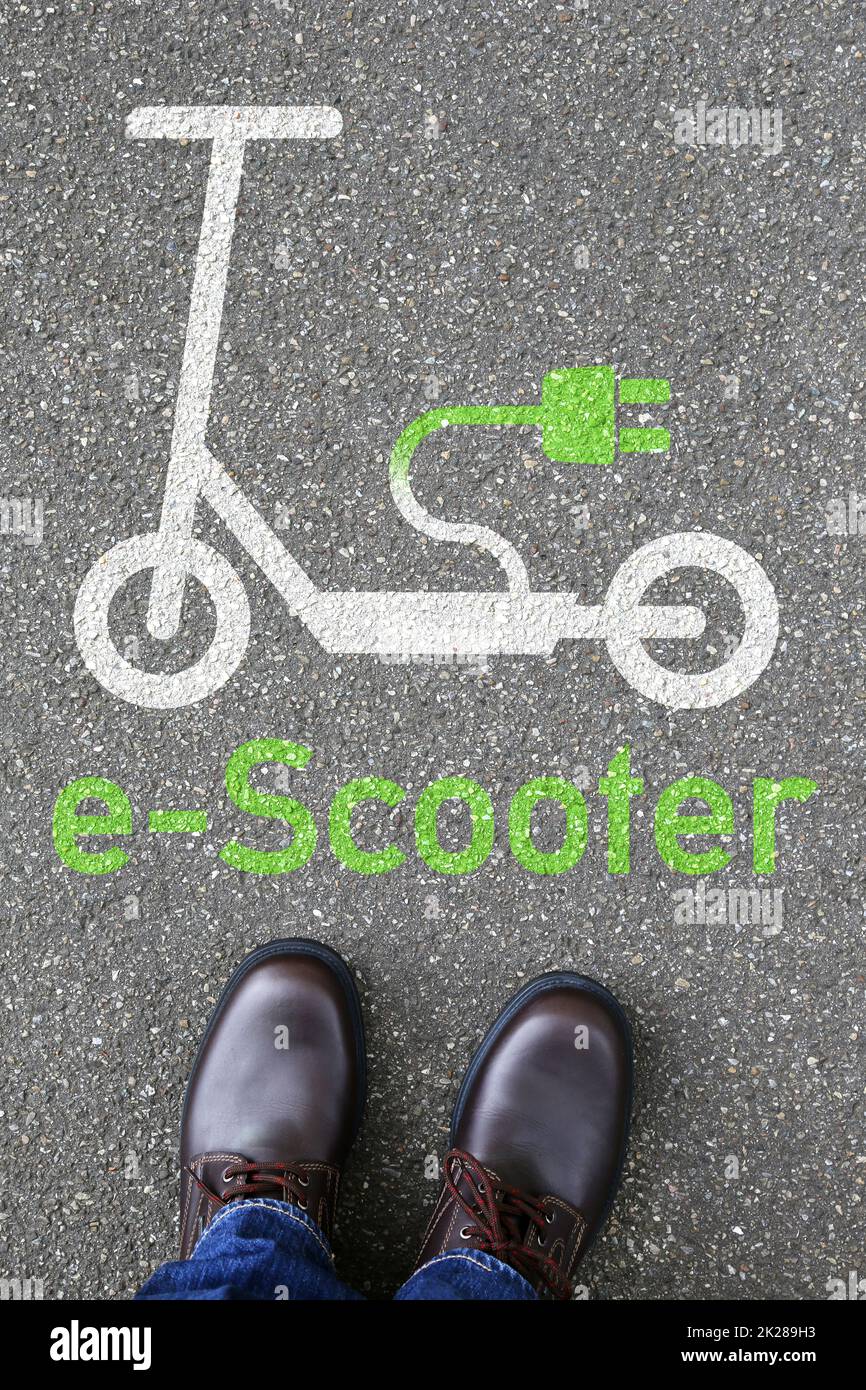 Man People Elektrischer Roller E-Roller Straßenschild Portrait Format umweltfreundliche Mobilität Stadtverkehr Stockfoto