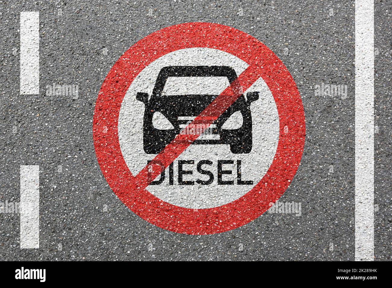 Schild „Fahrverbot für Dieselkraftstoff“ auf einer Straße mit verbotenem Bereich Stockfoto