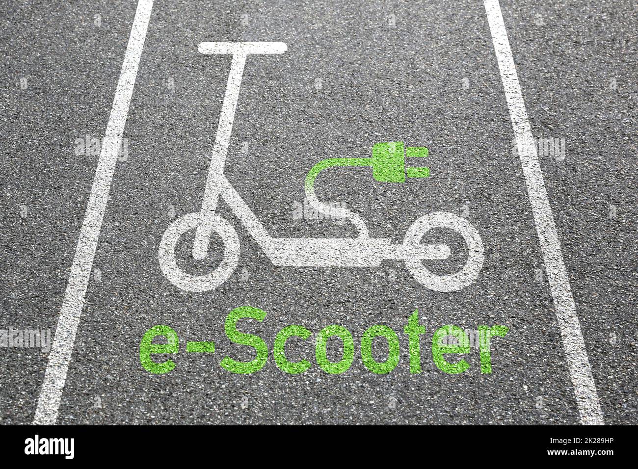 Elektrischer Roller e-Scooter Fahrspur Straßenschild umweltfreundlich umweltfreundlich Mobilität Stadtverkehr Stockfoto