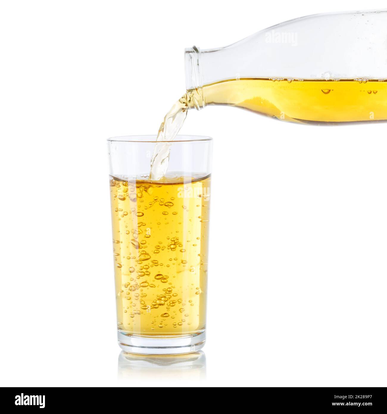 Apfelsaft ausgießende Äpfel Obst Glasflasche isoliert auf weiß Stockfoto