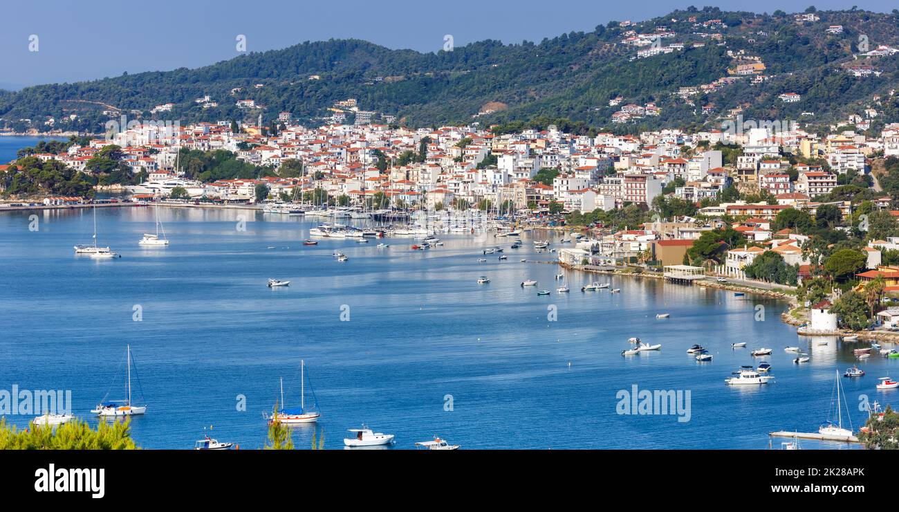 Skiathos Insel Griechenland Hafen Stadt Übersicht Stadt Panoramablick Landschaft Mittelmeer Ägäis Reise Stockfoto