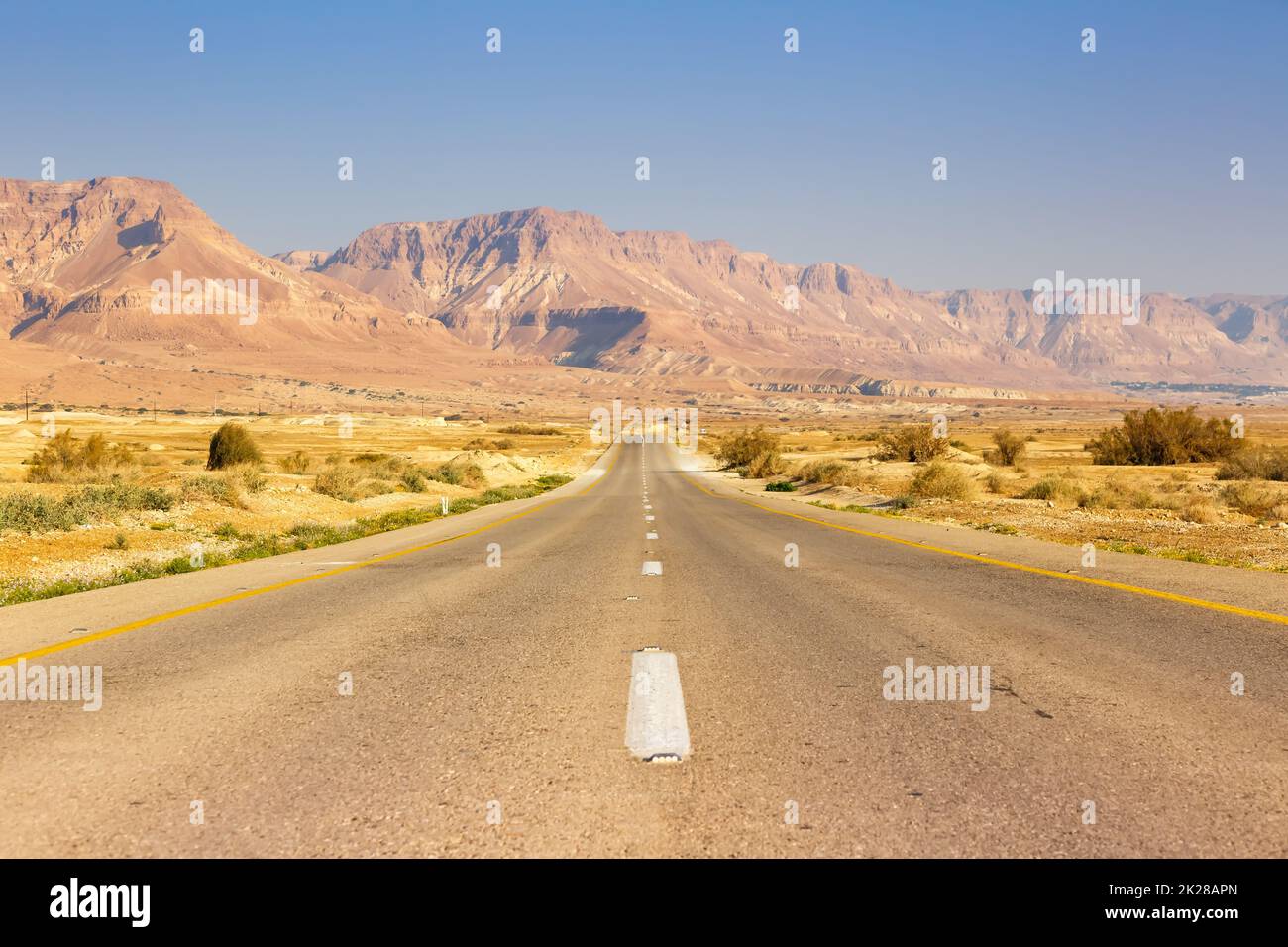 Endlose Straßenfahrt leere Wüstenlandschaft grenzenlos Einsamkeit unendliche Distanz Stockfoto