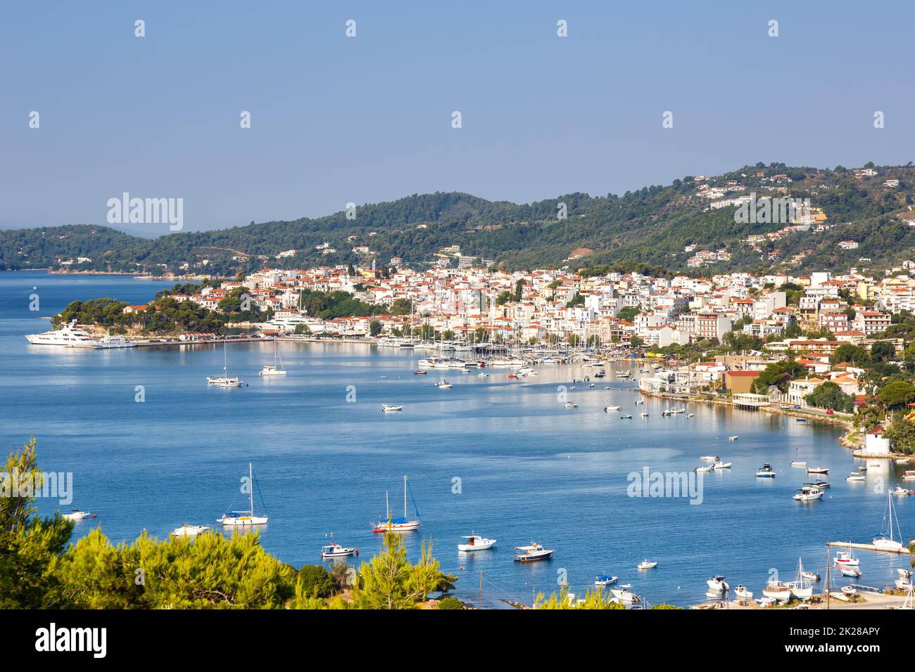 Skiathos Insel Griechenland Hafen Stadt Überblick Stadt Stadt Landschaft Mittelmeer Ägäis Reisen Stockfoto