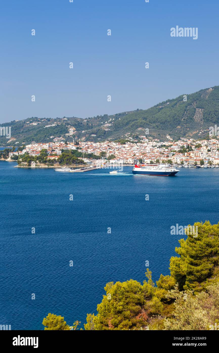 Skiathos Insel Griechenland Stadtübersicht Stadt Mittelmeer Ägäis Porträtformat Reisen Stockfoto