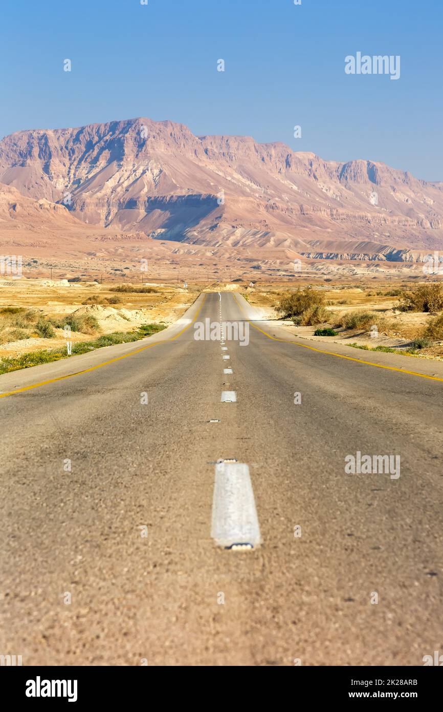Endlose Straßenfahrt leere Wüstenlandschaft Porträtformat Einsamkeit unendliche Distanz Stockfoto