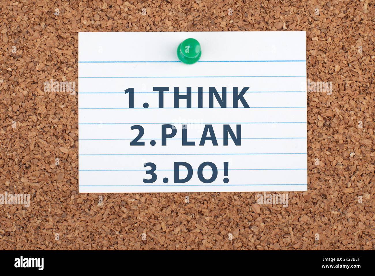 Die Wörter think Plan do stehen auf einem Blatt Papier, haben ein Geschäfts- und Bildungsziel, Coaching-Konzept, positives Denken, Motivation Stockfoto