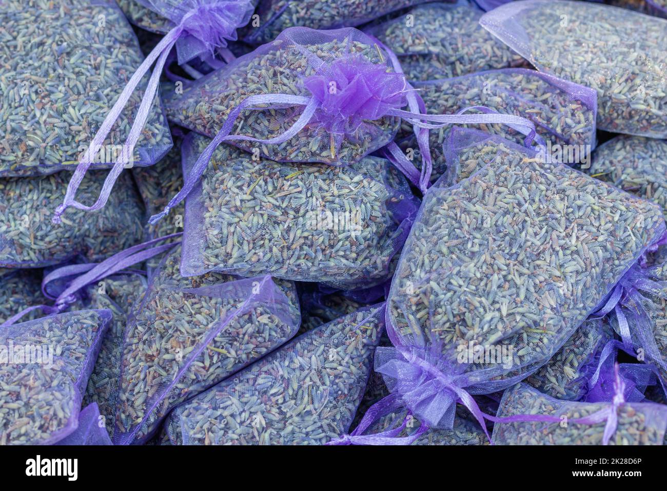 Einige Beutel mit getrockneten Lavendelblüten als Raumduft an einem Verkaufsstand Stockfoto