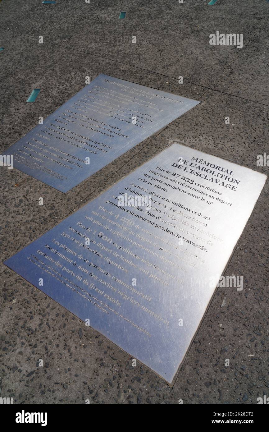 NANTES, FRANKREICH -10 AUG 2022- Blick auf das Denkmal zur Abschaffung der Sklaverei über den französischen Sklavenhandel am Quai de la Fosse in der Innenstadt von Nantes, Fra Stockfoto